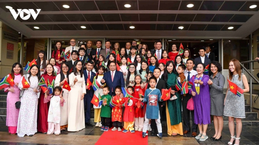 PM meets Vietnamese community in South Africa